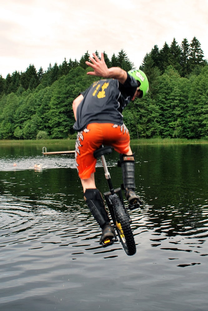 Florian Kaiser springt in den See